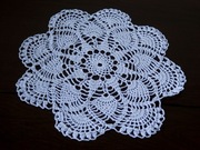 Ręcznie szydełkowana serwetka haftowana dziergana