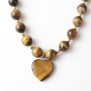 Naszyjnik z naturalnego kamienia Tygrysie Oko – złote koraliki i serce