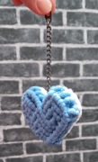 brelok, makrama, grube serce biało-niebieskie