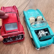 Dwa auta Bburago 1/24 : Porsche 959 oraz Chevrolet 1957