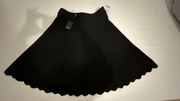 Czarna, kloszowana, spódnica z grubego materiału