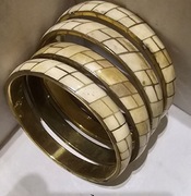 Bransolety w kolorze złotym i perłowym