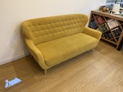 Żółta kanapa trzyosobowa