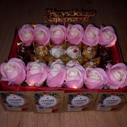 Box z róż mydlanych, herbatek Lovare, słodyczy i lampkami LED