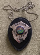 Odznaka policyjna z numerem z etui na łańcuszku policja