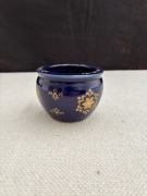 Elegancka kobaltowa doniczka / osłonka ze złotym zdobieniem – Vintage