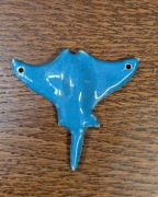 Ceramiczny wisiorek „Płaszczka” – błękit głębin