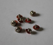 8 x śruby + podkładki izolacyjne do montażu płyty głównej / urządzeń.