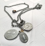 Stare medaliki z łańcuszkiem, vintage.