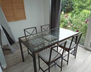 Stół ze szklanym blatem plus cztery krzesła 