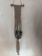 Kwietnik ścienny. Makrama że sznurka na ścianę, dekoracja w stylu BOHO. 