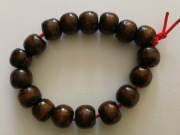 Bransoletka z drewnianych ekolog.kulek na czerwonej gumce