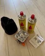 Turystyczny palnik gazowy i 2 butle gazowe