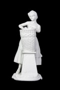 Przepiękna porcelanowa figurka kobieta z koszem biskwit
