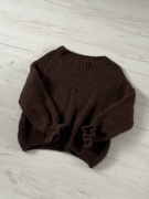 Czekoladowy sweter z falbanką na rękawie rozm. uniwersalny