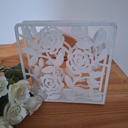 Biały, metalowy  ażurowy serwetnik 