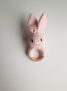 grzechotka diy króliczek robiony na szydełku pudrowy róż gryzak 