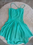 Miętowa sukienka wydłuża nogi