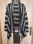 153 Czarno biały sweter kardigan a'la ponczo z frędzlami rozmiar M/L