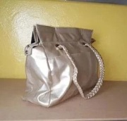 Torebka ze złotej sztucznej skóry Lancome