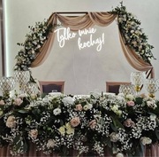 LEDOWY NAPIS „Tylko mnie kochaj” – Twoja dekoracja marzeń!