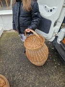 Duży kosz wiklinowy z przykryciem