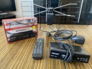 Kompletny zestaw do telewizji DVB-T2: dekoder + antena pokoja