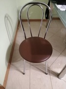 trzy krzesła kuchenne lub biurowe