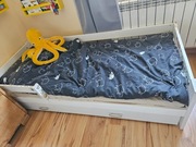 Łóżko dziecięce 90x180: stelaż, szuflada, materac, barierka