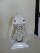 Znicz nagrobny biały z ozdobnym motywem róży – elegancki model