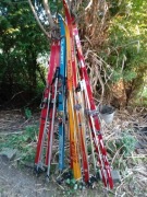 Kolekcjonerowi tanio sprzedam 6 par starych nart I kijków, tylko 50zł para.