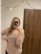 Różowy sweter z rozcięciem na plecach!