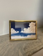 Print z białymi chmurami odbijającymi się w tafli wody