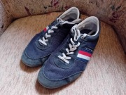 Granatowe buty męskie sneakersy Tommy Hilfiger rozm.41 uszkodzone