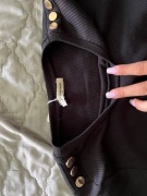 Czarna dopasowana bluzka prążek XS, złote guziki