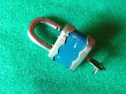 Stara kłódka z kluczykiem, działająca