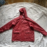 Gumowa kurtka dla dziecka na deszcz czerwona rozmiar 134