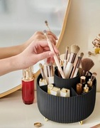 Obrotowy organizer na pędzle i kosmetyki