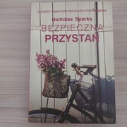 Powieść Nicholasa Sparksa pt. "Bezpieczna przystań ". 