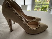 Elisabetta Franchi, cudowne szpilki z logiem i złotym łańcuszkiem