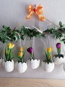 Zawieszka wielkanocna wisząca z kwiatami w skorupkach jajek. Ozdoby 