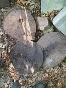 Żeliwne włazy, okrągłe tarcze robocze starej maszyny, płyty żelazne