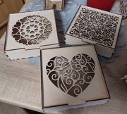 Drewniane pudełko z ażurowym motywem serduszkowym.