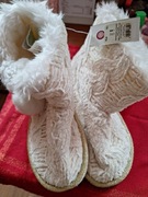 Kapcie kremowe ocieplane ozdobne pomponami 37-38 home&you