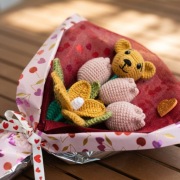 Bukiet Handmade z Włóczki – Tulipany, Lilia i Miś – Prezent na Dzień Matki