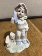 Porcelanowa figurka dziecka z pieskiem, wys. 13 cm
