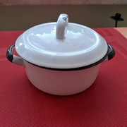 Emaliowany mały garnek z pokrywką  z PRL