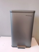 Stalowy kosz na śmieci