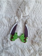 Śmieszne kolczyki żaba z nożem alternatywka frog emo zielone srebrne