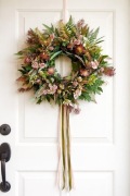 Całoroczny wianek na drzwi brudny róż oset,drobne kwiatki,eukaliptus,paproć